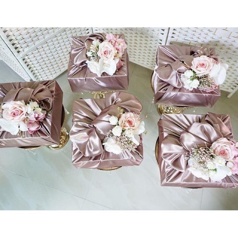 

Hidden hantaran set kain, box dan rangkaian bunga