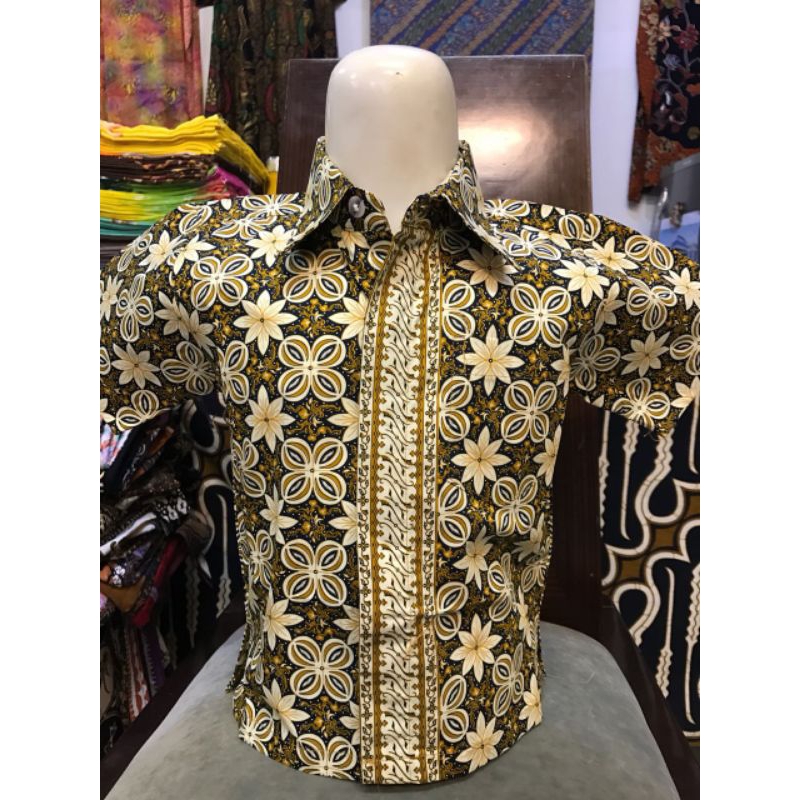 Toko bakul batik, kemeja batik anak lengan pendek.
