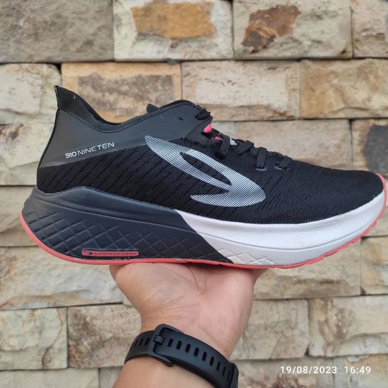 SEPATU RUNNING 910 NINETEN HANNA BLACK