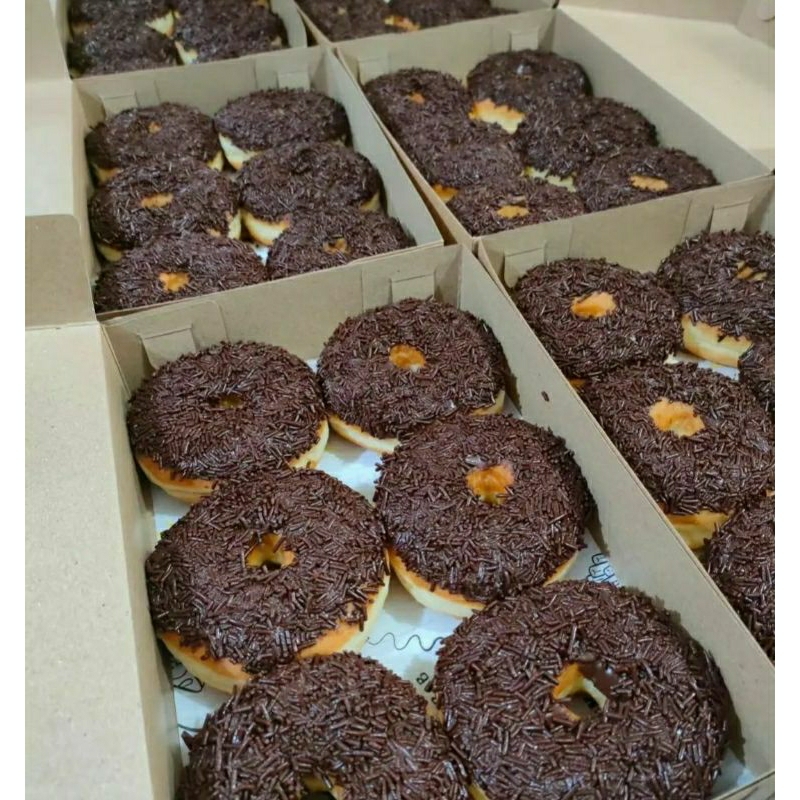 

Donat fluffy rasa coklat meises isi 12