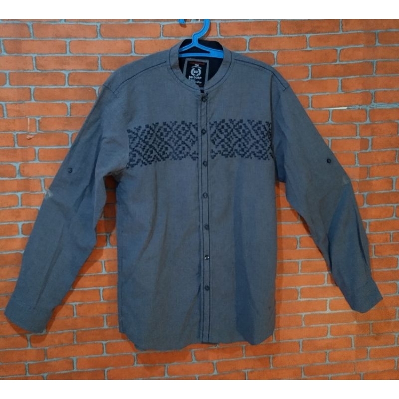PRELOVED BD.CORP ORI KEMEJA ABU TUA MOTIF (Size M) (LD=100cm x T=75cm)