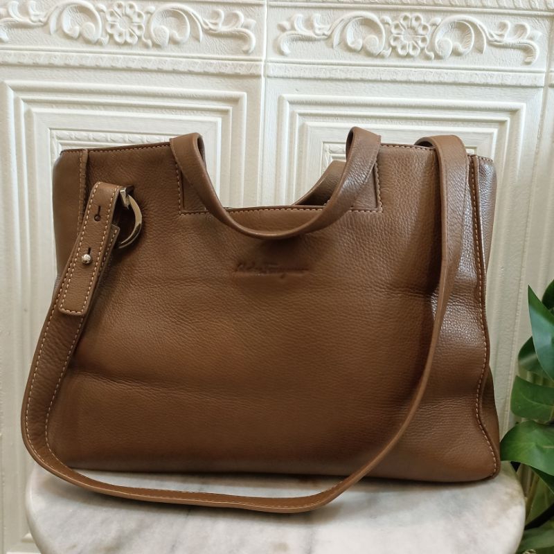 tas salvator* ferragamo