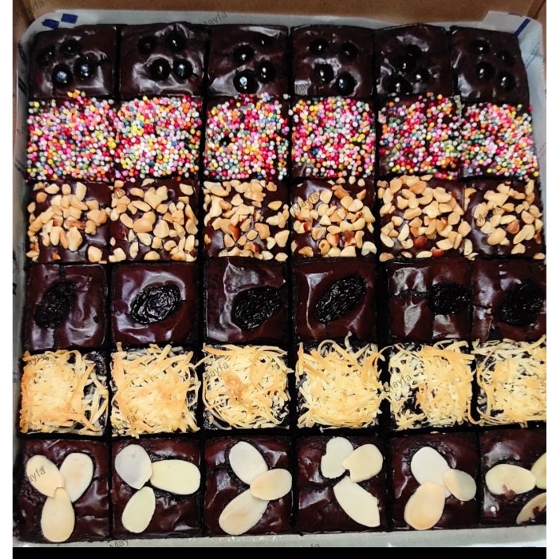 

Fudgy Brownies, Brownies Panggang, ukuran 20x20 TOPING MIX