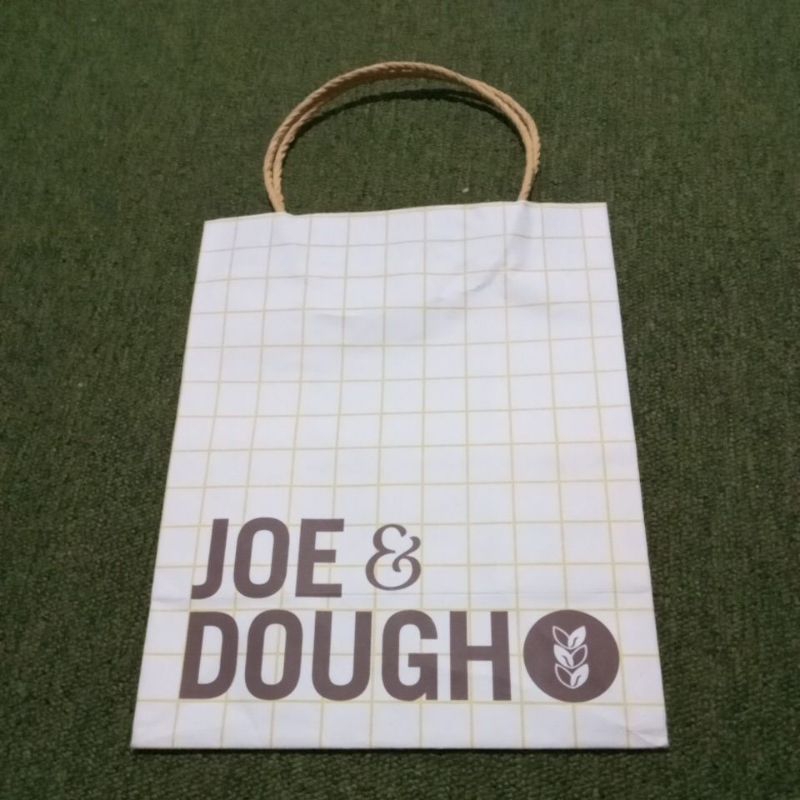 

PAPERBAG UK 28X22X14CM JOE & DOUGH KUNING PUTIH KOTAK