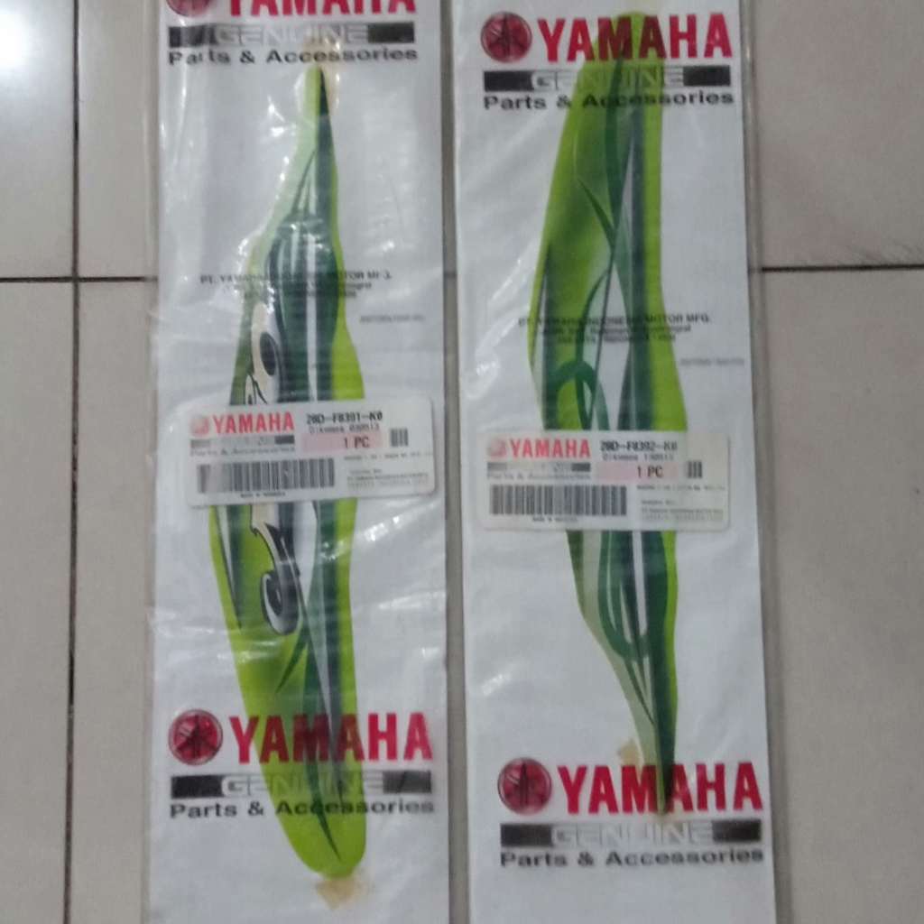 GRAPHIC 1 & 2 (UR L & R GREEN M6 2010) 28D5 / STIKER PANEL DEPAN KANAN KIRI - MIO SMILE HIJAU METALI