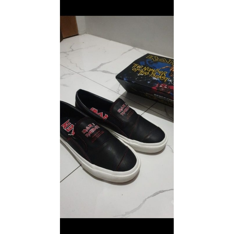 sepatu slip on iron maiden geof max