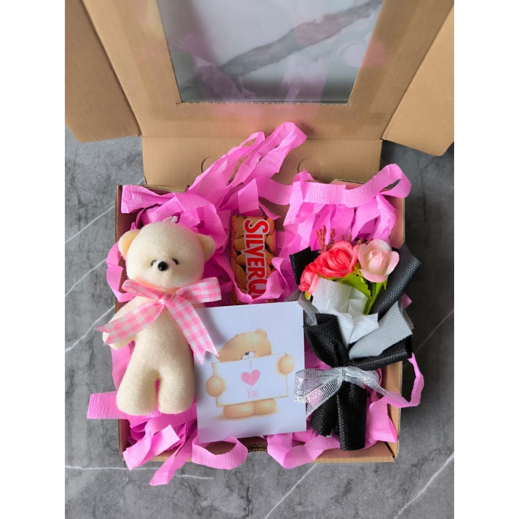 

Mini Hampers Buket Bunga Boneka dan Coklat Silverqueen