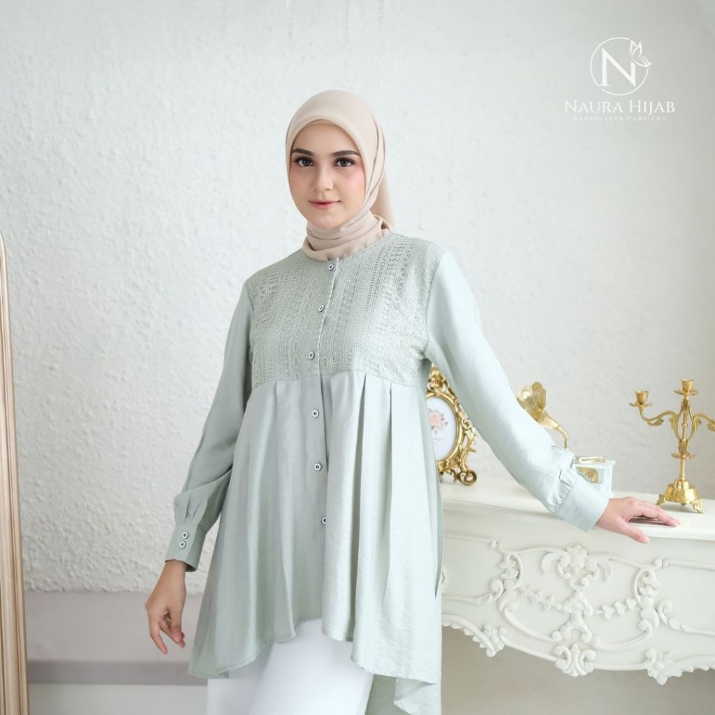 Elsana Tunik by Naura Hijab - Tunik wanita panjang warnna Hitam, putih lengan panjang full kancing b