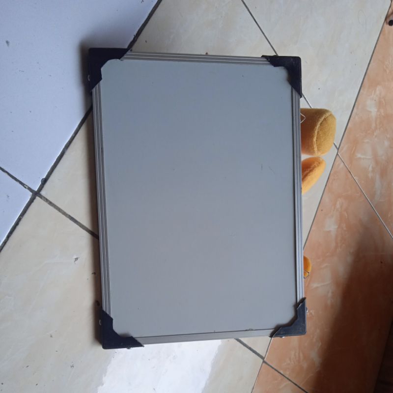 

papan tulis /whiteboard