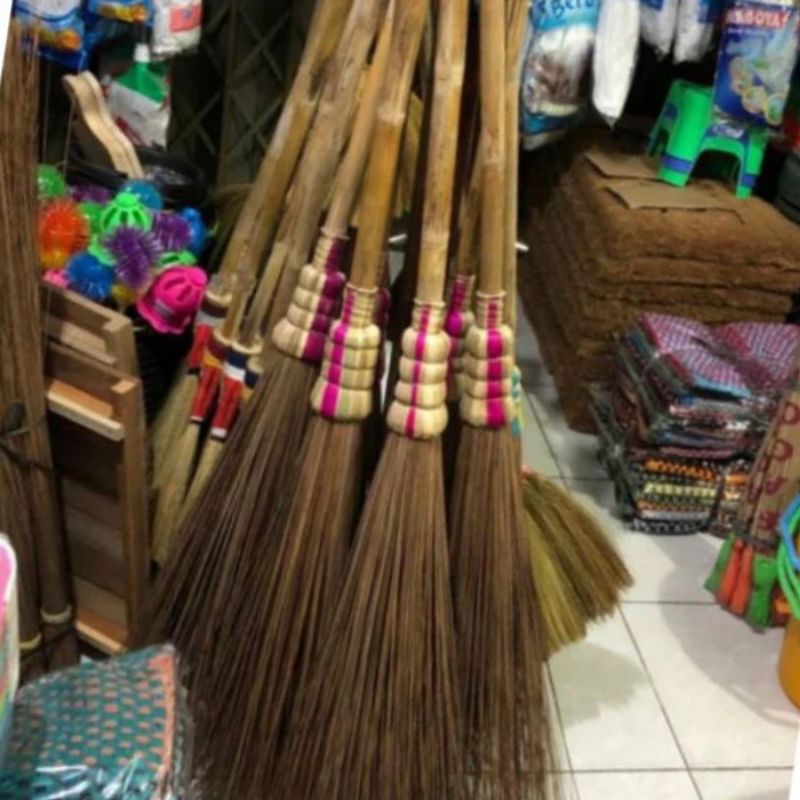 sapu lidi gagang panjang. sapu halaman