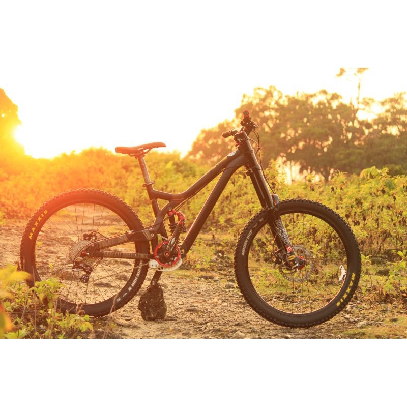 Sepeda Downhill Corsair Maelstorm
