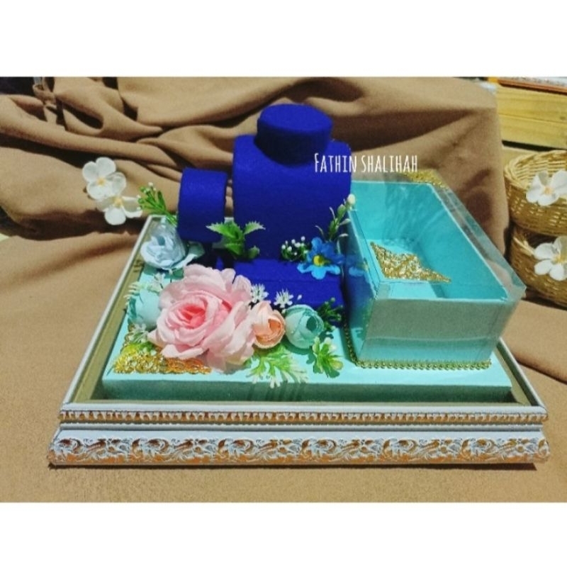 tempat seserahan pernikahan dan perhiasan ( uang kalung gelang cincin dan anting)