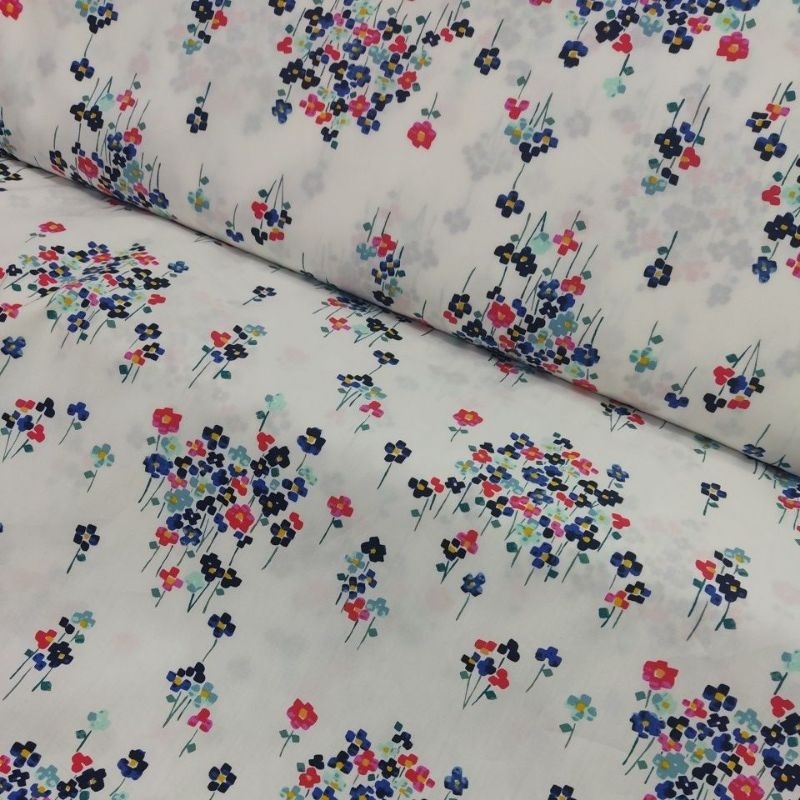 KAIN KATUN POPLINE GARMENT MOTIF BUNGA KECIL DASAR PUTIH