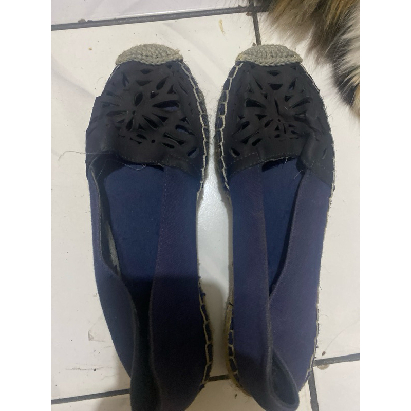 Sepatu guess