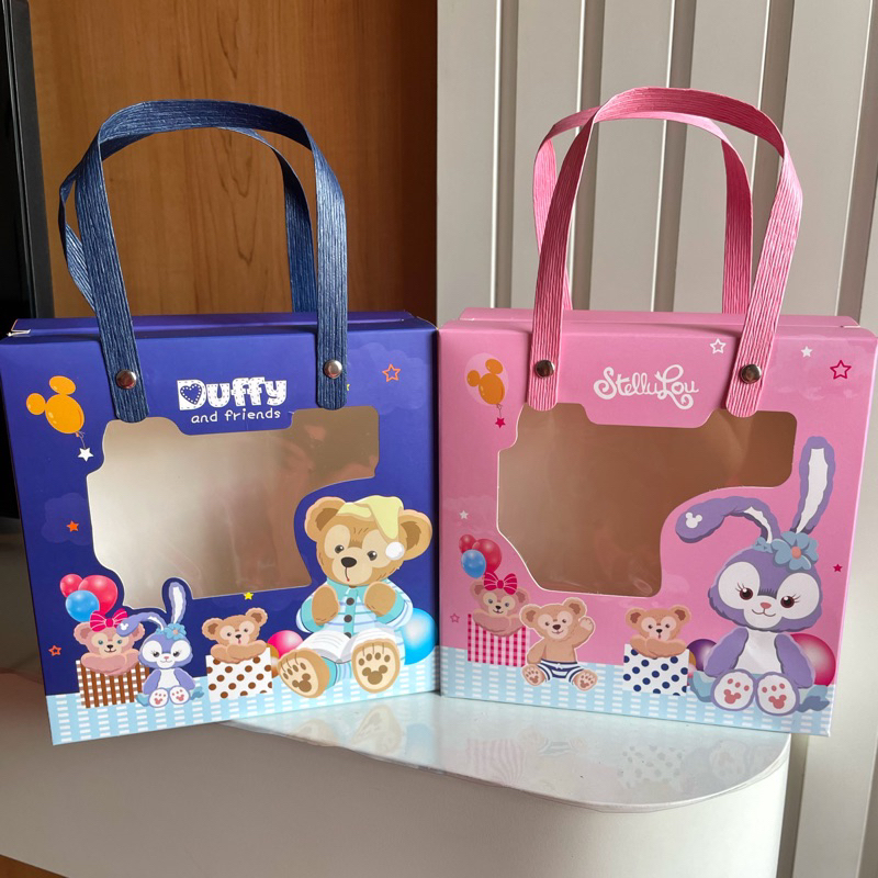 

Kotak mika Duffy stella lou Tenteng | Paper Box tas new born ultah anak | Bingkisan Goodie bag jepang | Dus kecil handle premium bening transparan | Kemasan kotak kado birthday hampers