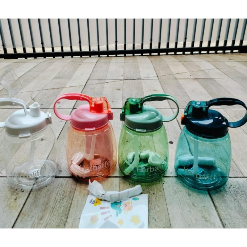 Botol 1,3 liter ada tali dan sedotannya