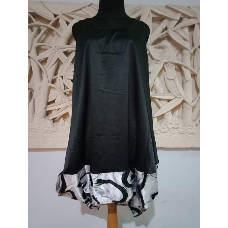 Dress/ Dress Branded / Dress Satin Midi Tanpa Lengan Brand E STYLE Baru