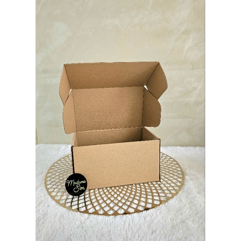 

BOX FRONT LOCK - DUS PACKING - KOTAK HAMPERS 21x12x11 (ISI : 10 PCS)