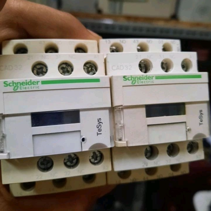 kontaktor schneider CAD32