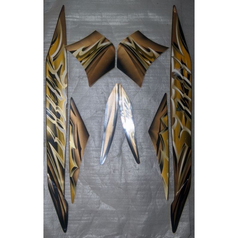 Striping stiker body kanan kiri full set Mio soul tahun 2010 warna hitam gold