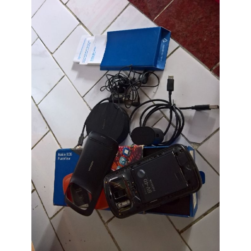 Nokia 808 hitam