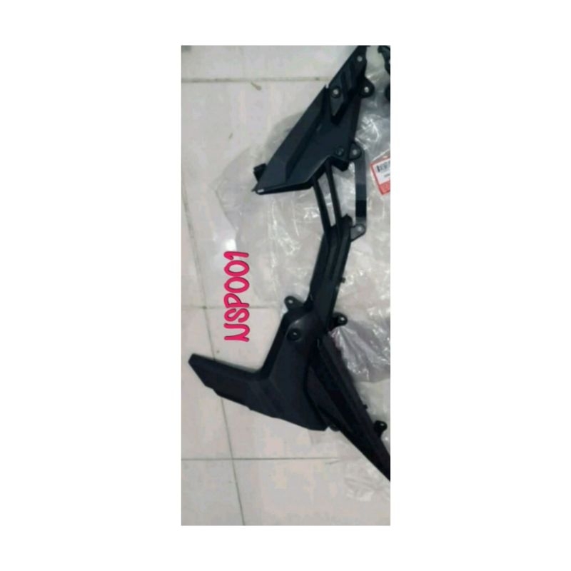 COVER SAMBUNAGAN BODY KASAR BAGIAN KIRI HONDA SONIC150R ORI