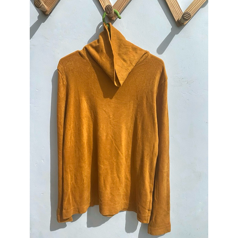 Preloved Uniqlo Longsleeved Highneck Blouse Wanita