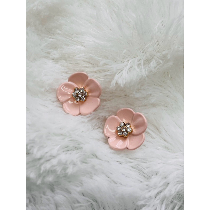 Anting cantik Lovisa asli dari Malaysia