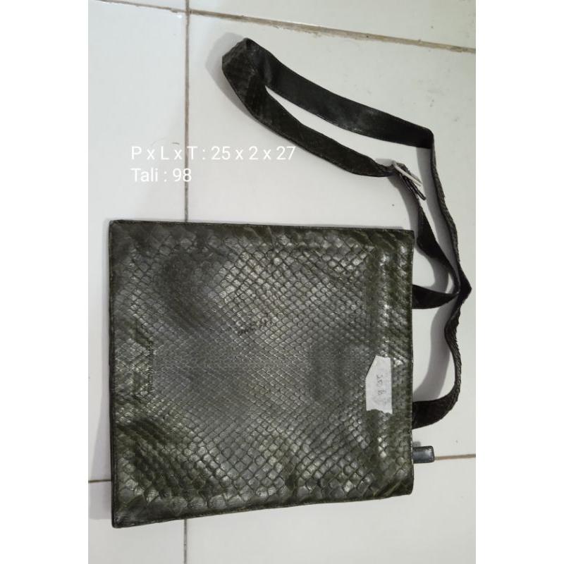 Tas Preloved selempang kulit Cos***me Na***al