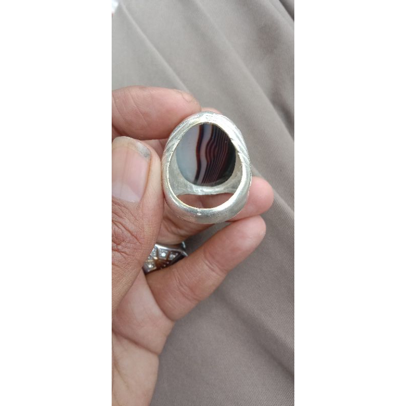 batu Sulaiman motif garis hitam.