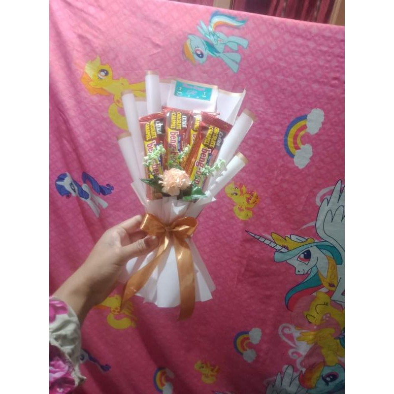 

buket Snack isi 4 hadiah wisuda ,ulang tahun perempuan laki laki