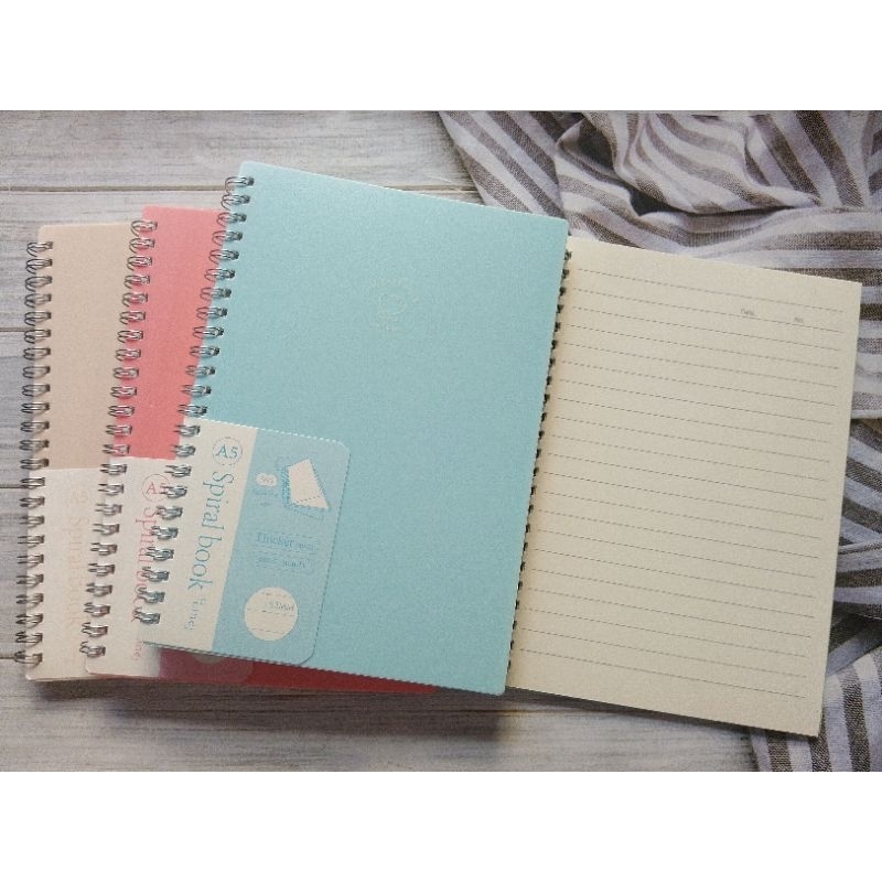 

MEMO A5 SPIRAL 25100 KERTAS BERGARIS ISI 80 LEMBAR UK 20.8X14.5CM