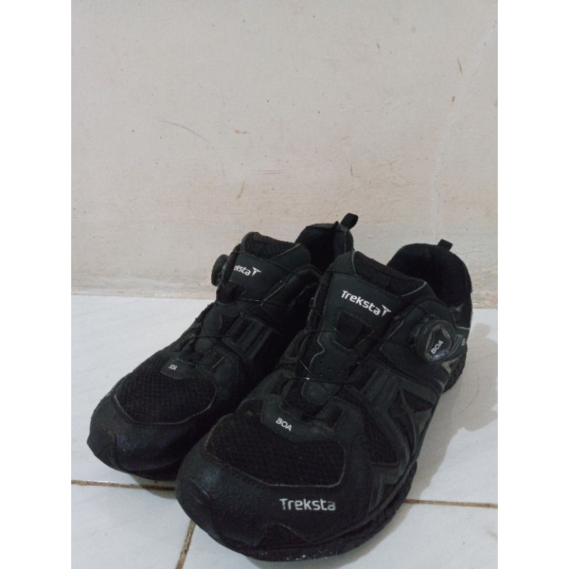sepatu hiking/gunung running second treksta second thrift