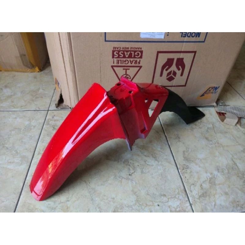 spakbor slebor depan yamaha alfa warna merah ferari