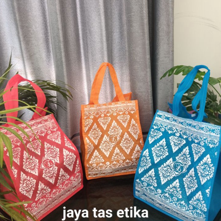 

Bawa Pulang Potongan Kecil Kebahagiaan dari Perjalanan Anda 1 lusin 12 psc tas hajatan dus 22x22