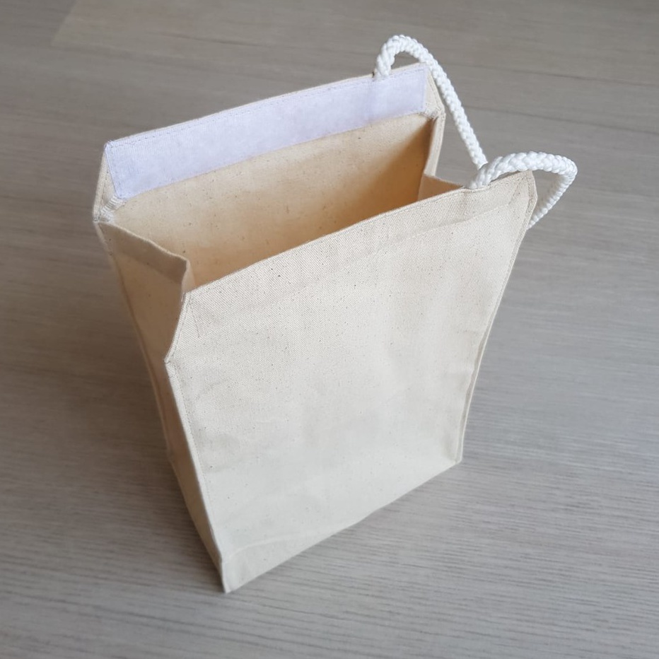 

Jelajahi Koleksi Souvenir Unik Kami Temukan yang Tepat untuk Anda Gadiel Tas Bekal Packaging Hampers Kanvas Bisa Print Bordir