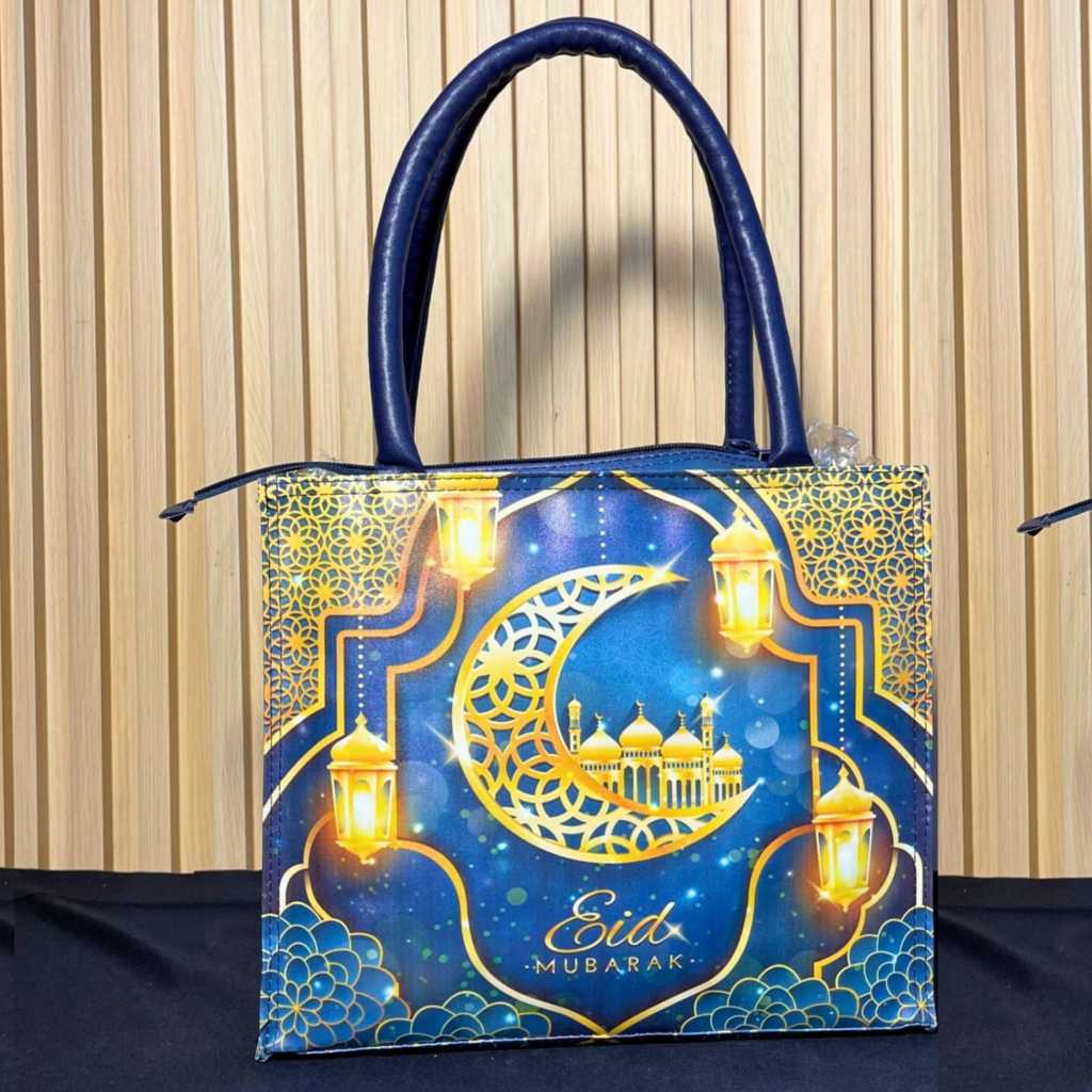 

Tote Bag Printing Bahan Kulit Berkualitas Dengan Risleting Tas Hampers Bingkisan Lebaran Cocok Untuk Hadiah GoodieBag Motif Cantik