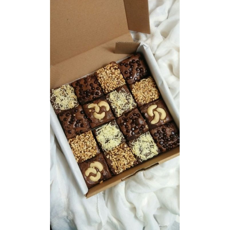 

Fudgy Brownies Coklat - box/cup isi 16pcs brownies