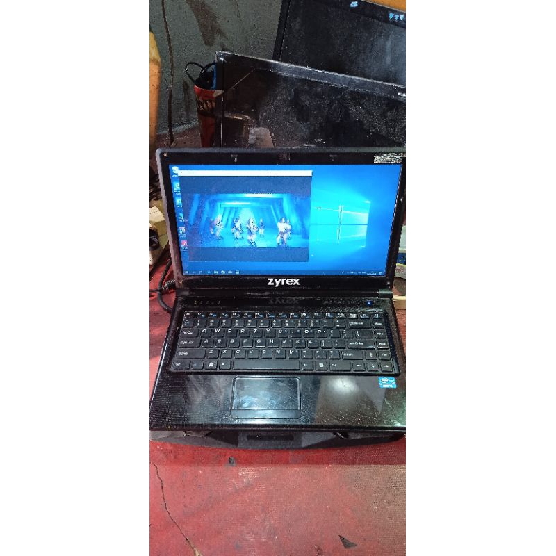 laptop core i3 Zyrex