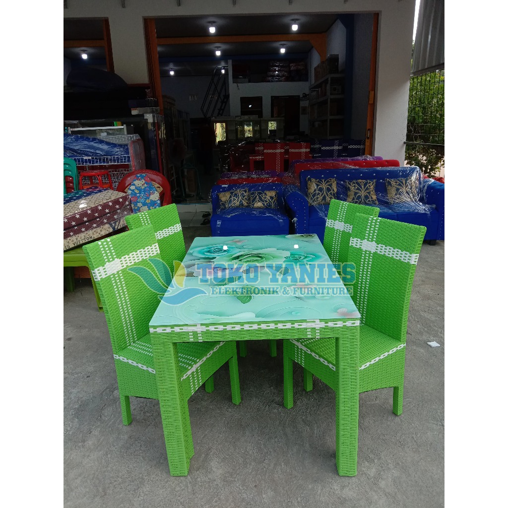 MEJA MAKAN ROTAN SINTESIS KACA
