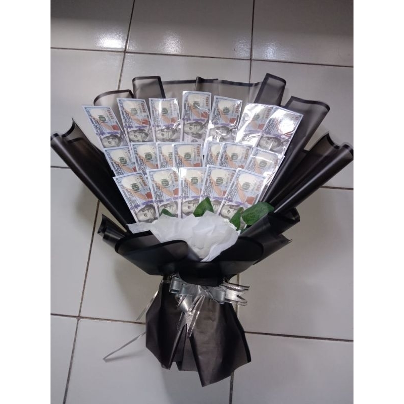 bucket uang dollar