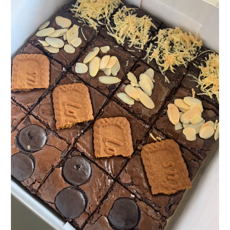 FUDGY BROWNIES  20x20cm / BROWNIES FUDGY / FUDGY BROWNIES LUCKY BROOKIES