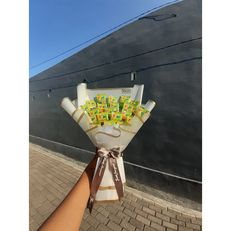 buket snack untuk wisuda atau ulang tahun