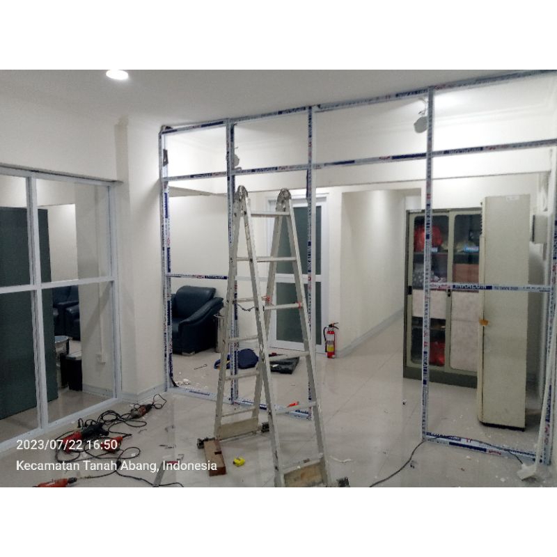 partisi kaca almunium