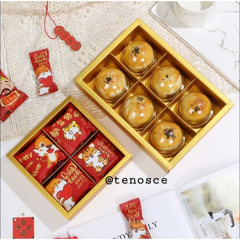 

Kotak Sekat 4 Sekat 6 Mooncake 50gr 75gr mika 6cm 7cm 7.5cm Kue Bulan Merah Hampers Imlek Kado Souvenir Cookies Kue Kering Pie Bakul Konien Sincia
