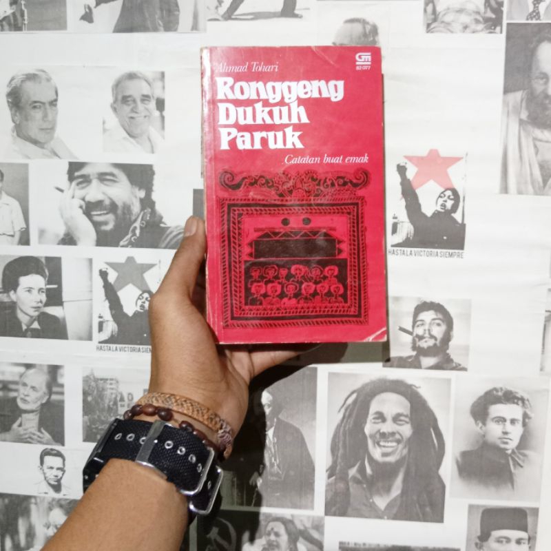 Ahmad Tohari Ronggeng Dukuh Paruk / Bekisar Merah / Senyum Karyamin / Kubah / Mata yang Enak Dipanda