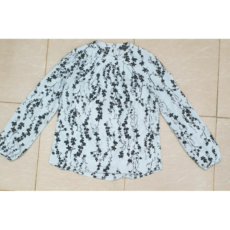 Preloved Atasan Baju Kerja Blouse Blus Wanita Motif Bunga The Executive