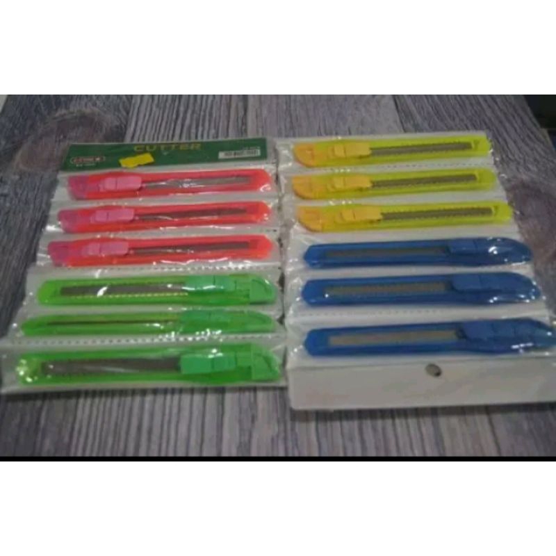 

1 Renteng Cutter Pimes Tanggung Isi 12 Pcs