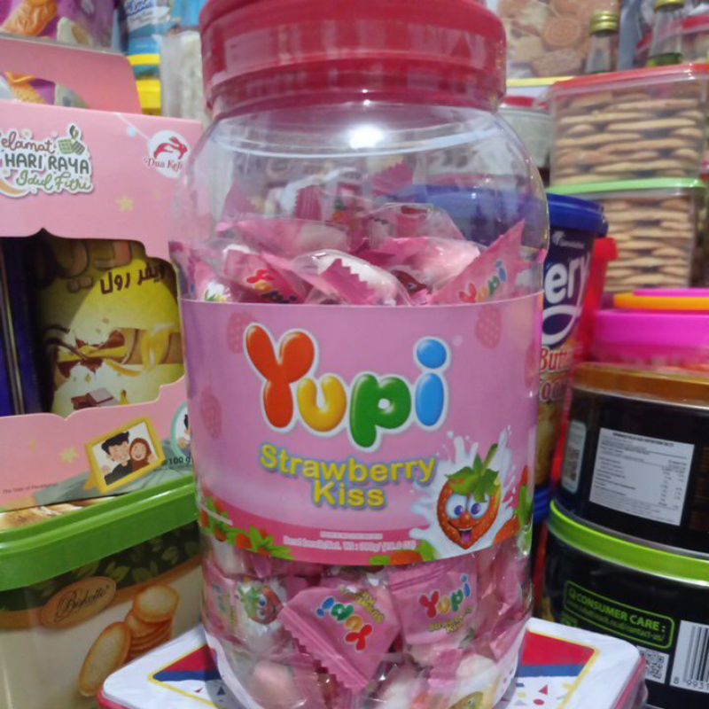 

permen yupi strawberry kiss