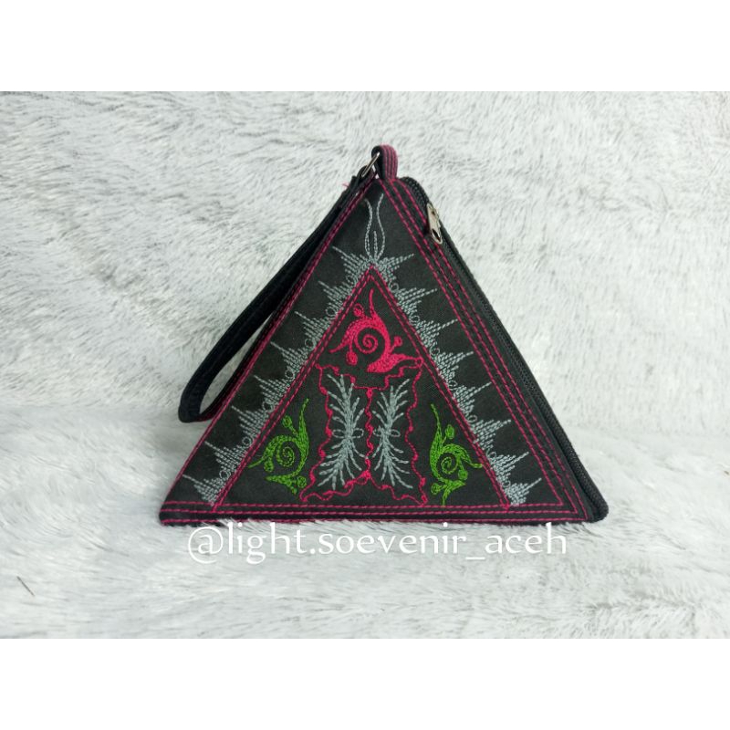 Tas Segitiga Bordiran Pintu Aceh/Dompet Kerucut Khas Pintu Aceh/Dompet Segitiga Khas Aceh/Dompet Kos